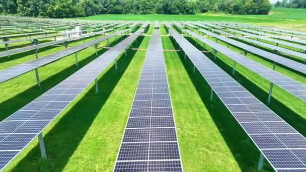インディアナ州コロンビアシティにある大規模な太陽光発電農場をめぐる空中飛行 自然と共に持続可能な発展のビジュアル 再生可能エネルギー先駆者 のダイナミックな展望 — ストック動画