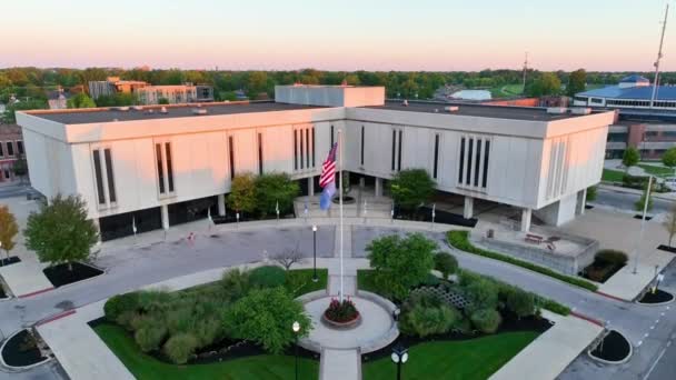 Letecký Pohled Správní Budovu Okresního Soudu Delaware Centru Muncie Indianě — Stock video