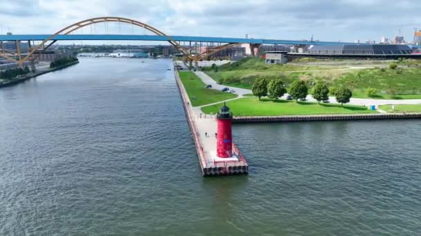 威斯康星州密尔沃基的空中拱门射击 展示了充满活力的红色密尔沃基皮埃黑德灯塔 宽阔的丹尼尔 胡恩桥和一片茂密的滨水公园 — 图库视频影像