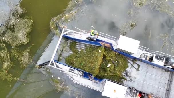 Снимок Очистительной Лодки Действии Каналах Милуоки Сша Демонстрирующий Резкий Контраст — стоковое видео