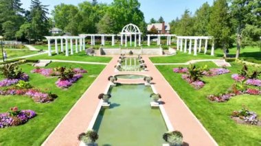 Fort Waynes Lakeside Parkı, Indiana 'nın hava yoluyla ilerleyen parklar, el değmemiş yeşillik, canlı çiçek düzenlemeleri ve çarpıcı beyaz pergola sergileniyor. Huzuru ve güzelliği tecrübe et.