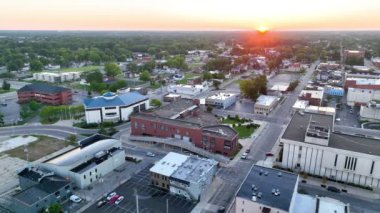 Muncie, Indiana 'nın hava takibi, şehir merkezinde Delaware İdaresi binasını aydınlatan parlak bir altın saat sergiliyor. Huzurlu atmosferi hisset ve