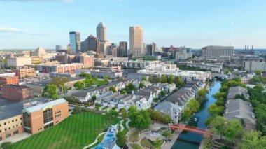 Indianapolis 'in Havadan Uçuşu modern gökdelenlerin, sakin kanalların ve yemyeşil alanların büyüleyici çekim gücünü gözler önüne seriyor..