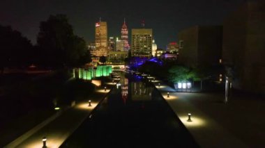 Gece vakti Indianapolis 'in havadan uçuşu aydınlık kanalların, canlı şehir siluetinin ve sakin şehir atmosferinin dingin güzelliğini gözler önüne seriyor..