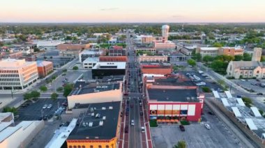 Muncie, Indiana 'nın Havadan Uçuşu altın saatinde sakin küçük kasaba cazibesini, hareketli şehir merkezi caddelerini ve çeşitli mimari çeşitliliğini sergiliyor..