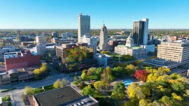 Fort Wayne, Indiana 'nın havadan ileri uçuşu, Allen İlçe Adliyesi, hareketli şehir merkezi ve modern ve tarihsel mimarinin ortasındaki canlı Freimann Meydanı.