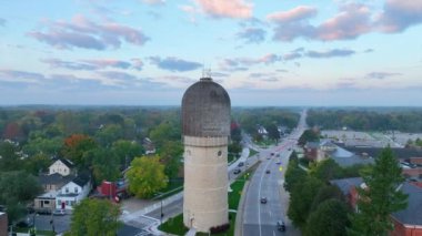 Ypsilanti Su Kulesi 'nin Hava Yayı, alacakaranlıkta Michigan şehir manzarasına hakim olan tarihi bir dönüm noktası..
