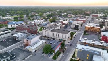 Hava Arc Shot: Muncie, Indiana şehir merkezinde Delaware İl Mahkemesi İdaresi Binasını Vurguluyor. Tam bir Ortabatı kasabasının barışçıl cazibesini yaşayın.