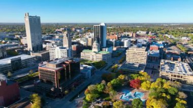 Canlı Fort Wayne, Indiana hava manzarası, klasik Allen County Adliyesi, hareketli şehir caddeleri ve canlı Freimann Meydanı.