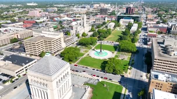 Aerial Fly Forward Vibrant Indianapolis Indiana Evidenziando Obelisk Square Indiana — Video Stock