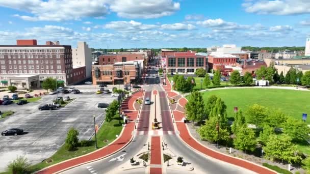 Aerial Fly Forward Bustling Muncie Indiana Showcasing Vibrant Roundabout Framed — Stock Video