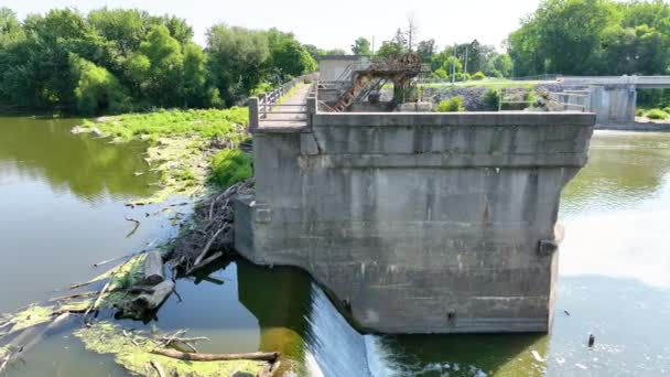Aerial Arc Shot Industrial Yet Artistic Maumee River Dam Fort — Vídeos de Stock