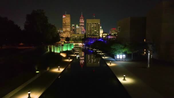 Aerial Fly Downtown Indianapolis Night Showcasing Serene Beauty Illuminated Canals — Stock Video