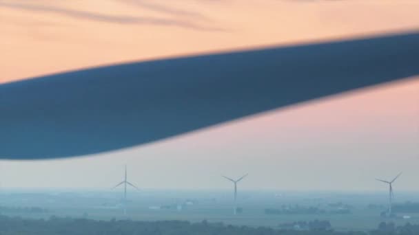 Aerial Tracking Shot Amanecer Tranquilo Sobre Las Turbinas Eólicas Ohios — Vídeos de Stock