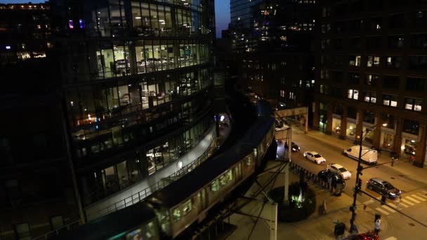 Stacjonarne Ujęcie Kultowego Pociągu Chicago Tętniącego Życiem Oświetlonych Nocnych Ulicach — Wideo stockowe