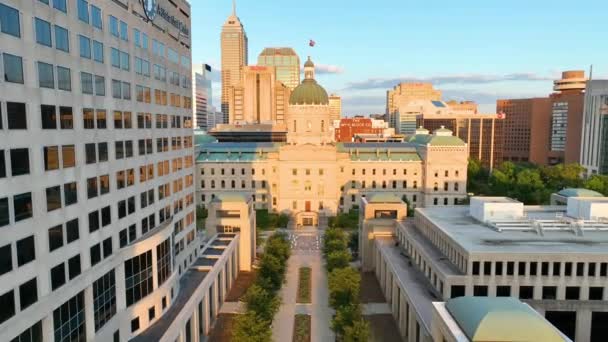 豪華なインディアナ州庁舎のゴールデンタイムに向かって空飛ぶ 歴史的で近代的な建築のインディアナポリスのブレンドを展示 — ストック動画