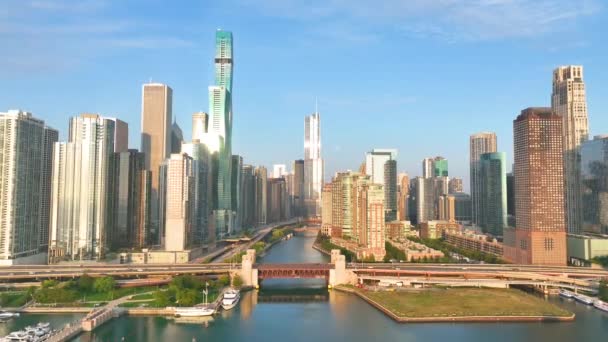 Luchtvlieg Door Voorzijde Van Chicagos Centrum Gouden Uur Het Vastleggen — Stockvideo