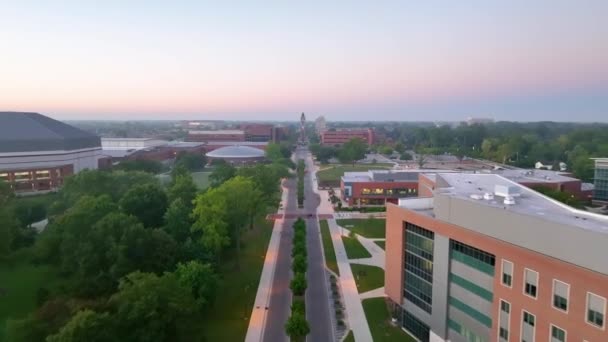 Vuelo Aéreo Través Adelante Sobre Ball State University Indiana Amanecer — Vídeo de stock