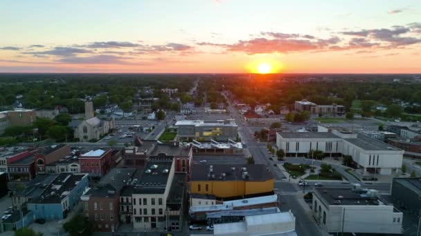 Aerial Tracking Shot Muncie Indiana Bathed Golden Sunset Hues Focusing — Stock Video
