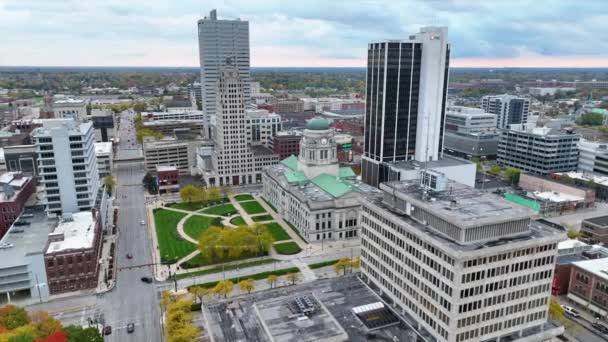 Aerial Arc Shot Downtown Fort Wayne Indiana Mostrando Majestuoso Palacio — Vídeo de stock