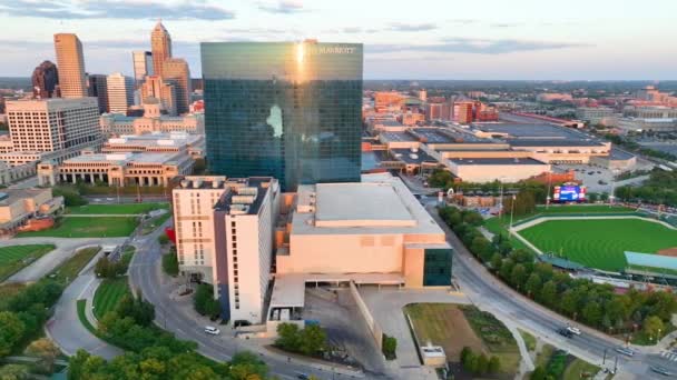 Aerial Tracking Shot Downtown Indianapolis Golden Hour Una Cautivadora Vista — Vídeos de Stock