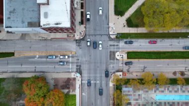Fort Wayne, Indiana 'nın hava görüntüsü - Şehir hayatının ritmik akışını yakalıyor, bu yukarıdan aşağıya çekim Fort Wayne şehir merkezinde sonbahar renklerine ve kentsel mimariye zıt bir kavşak gösteriyor.