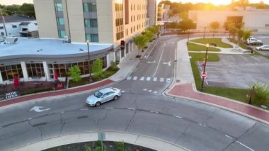 Gün batımında Muncie, Indiana 'daki canlı bir kavşağın havadan görünüşü öne çıkan bir heykel, dinamik şehir hayatı ve ustalıkla tasarlanmış şehir altyapısını gözler önüne seriyor..