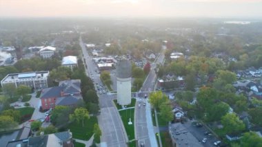 Ypsilanti, Michigan 'ın hava yayı, güneş doğarken ikonik su kulesini yakalıyor. Mimarlık, seyahat ya da Ortabatı cazibesi projeleri için mükemmel..