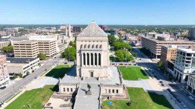 Indianapolis şehir merkezindeki görkemli Indiana Savaş Anıtı ve Müzesi 'nin neoklasik mimarisi ve sakin şehir parkını vurgulayan Hava Arkı Çekimi.