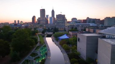 Indianapolis, Indiana 'da sakin bir altın saati yakalamak için havadan uçmak. Videolarda şehir merkezindeki mimari, dingin kanallar ve canlı şehir hayatı sergileniyor..