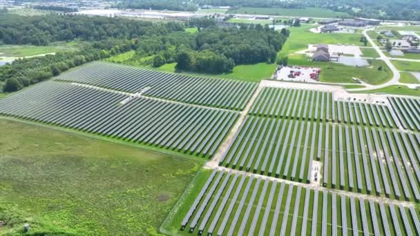 インディアナ州コロンビアシティのイノベーションの空中ビュー クリアスカイの下でニートローで輝く太陽光パネル グリーンパッチの中で再生可能エネルギーを活用し 産業的コミットメントを紹介 — ストック動画