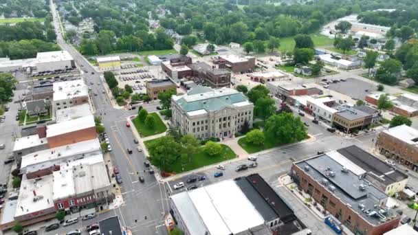 Aerial Arc Shot Dekalb County Courthouse Auburn Indiana Symbol Tradition — Vídeo de Stock