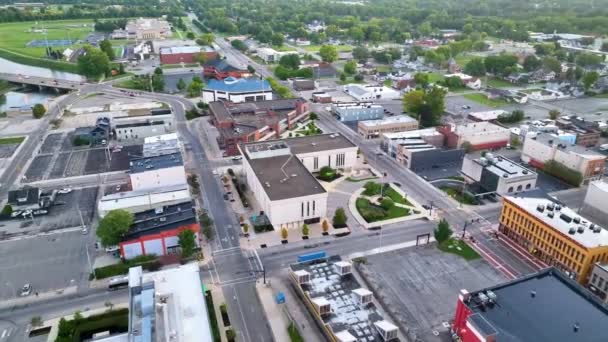 Aerial Sweep Downtown Muncie Avtäcka Den Fridfulla Skönheten Indianas Urbana — Stockvideo