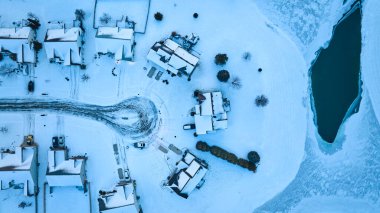 Fort Wayne, Indiana 'da Serene Winter Morning' in Hava Görüntüsü - Karla kaplı Mahalle ve Donmuş Göl