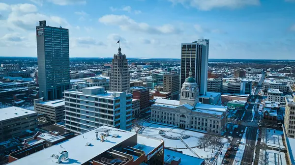 Téli Takarók Fort Wayne Belvárosában Indianában Havas Felhőkarcolók Klasszikus Bíróságok — Stock Fotó