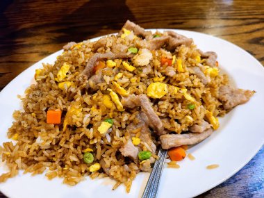 Indiana 'da nefis Asya mutfağı - Domuz eti, yumurta ve sebzeli yakın plan pilav gündelik yemek ortamında servis edilir.