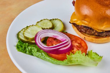 Klasik Amerikan çizburgeri, taze sebze süslemeleri, Hint diyarından rahatlatıcı bir yemek..