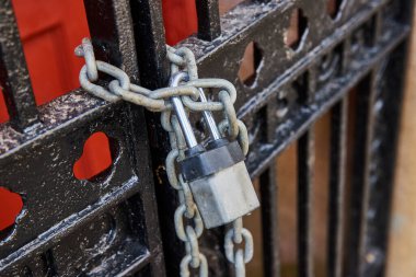 Fort Wayne 'deki Lindenwood Mezarlığı' ndaki Güvenli ama Süslemeli Kapı Koruma ve Mahremiyeti simgeliyor