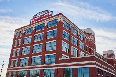 Modern Endüstriyel Uyanış - Fort Wayne, Indiana 'daki Elektrik İşleri Binası, tarihi tuğla mimarisi ve çağdaş tasarım unsurlarının bir karışımını sergiliyor.