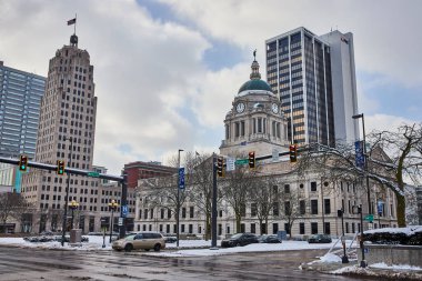 Fort Wayne, Indiana 'nın kış manzarası, modern gökdelenlerin ortasındaki tarihi adliye binasını sergiliyor.