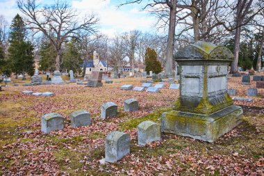 Fort Wayne, Indiana 'daki tarihi Lindenwood Mezarlığı' ndaki çeşitli mezar taşlarının sakin sonbahar manzarası.