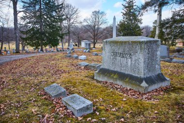 Lindenwood Mezarlığı, Fort Wayne - Indiana 'da bulutlu bir gökyüzü altında tarihi Schultz aile mezarlığının sonbahar manzarası.