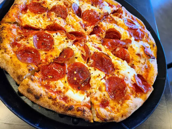 Frissen Sült Klasszikus Pepperoni Pizza Melegen Tálalva Egy Tálcán Garrett — Stock Fotó