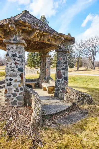 Huzurlu Lindenwood Mezarlığı Fort Wayne Indiana Taştan Bir Çardak Düşünmek — Stok fotoğraf