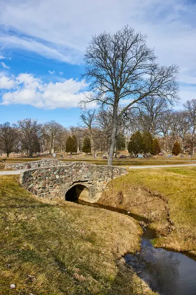 Fort Wayne Serene Spring Lindenwood Mezarlığına Karşı Tarihi Taş Köprüsü — Stok fotoğraf