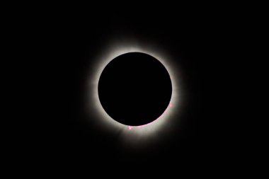Görkemli Güneş Tutulması 8 Nisan 2024 'te Spiceland, Indiana, ABD' de Güneş, Ay ve Corona 'nın Kozmik Dansı