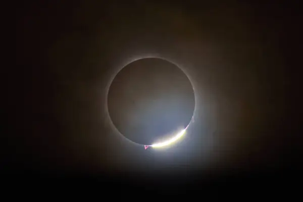 어두운 인디애나 하늘을 조명하는 화려한 어두운 이클립스 다이아몬드 2024 로열티 프리 스톡 사진