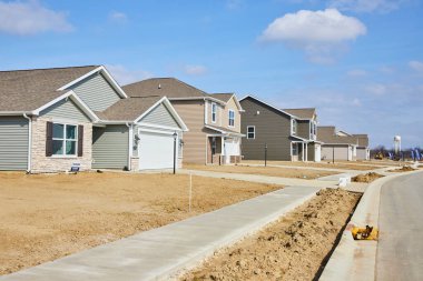 Modern, yeni inşa edilmiş tek aile evleri Fort Wayne, Indiana 'da gelişmekte olan bir banliyö mahallesinde Amerikan Rüyası' nı sembolize eden bir cadde..