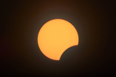 Çarpıcı Güneş Tutulması Spiceland, Indiana 'yı Aydınlatıyor - 2024 Görkemli Göksel Olayı