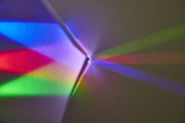 Bir odanın köşesinde sanatsal ışık dağılımı soyut bir birlik ve yaratıcılık kavramı için canlı bir renk tayfı sergiliyor..